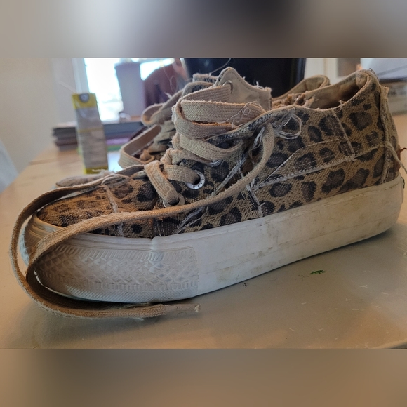 Sneakers - Picture 1 of 4